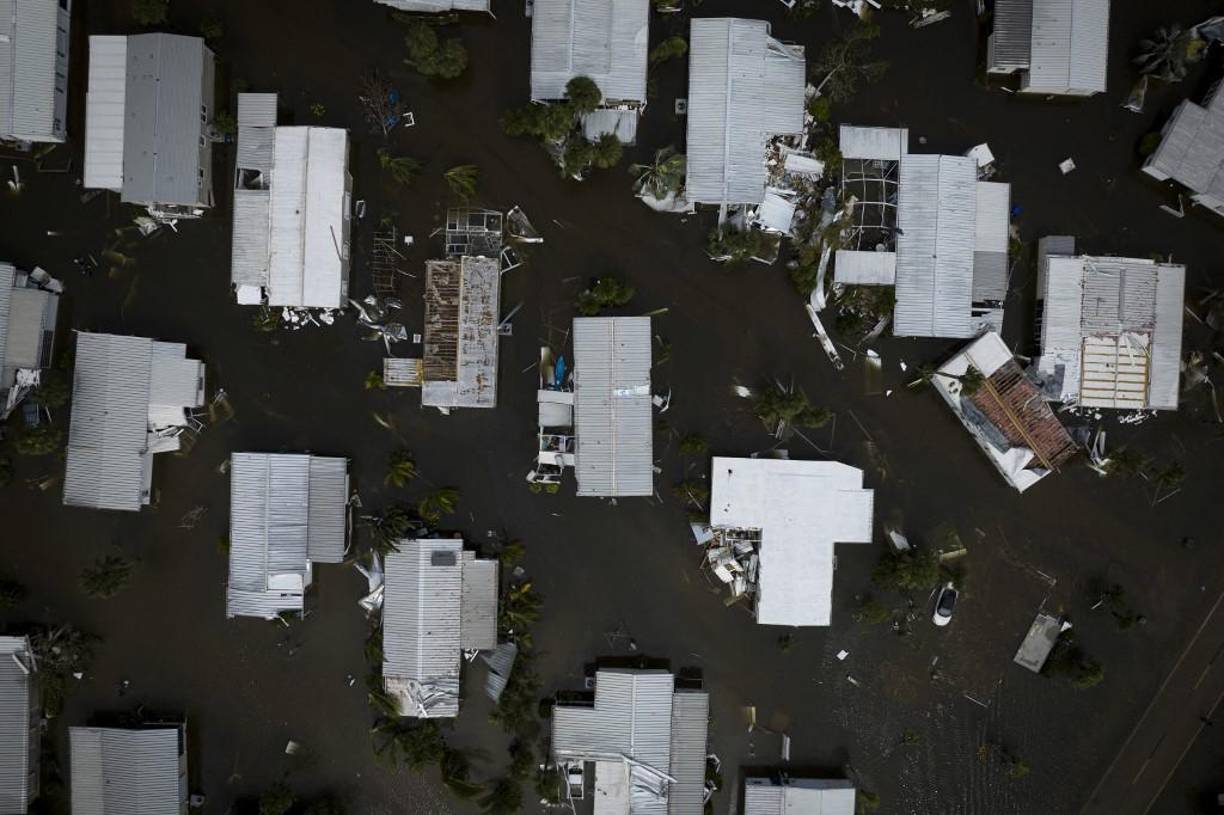 El huracán Ian dejó gran parte de la costa suroeste de Florida en la oscuridad la madrugada del jueves, provocando inundaciones “catastróficas” que dejaron a los funcionarios preparando una gran respuesta de emergencia a una tormenta de rara intensidad.