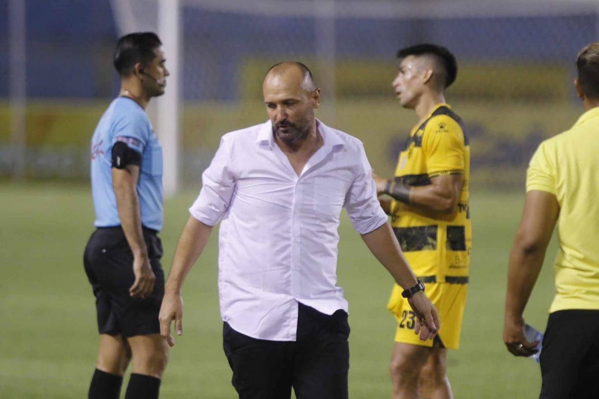 La reacción del Palomo Rodríguez durante la primera parte del partido.