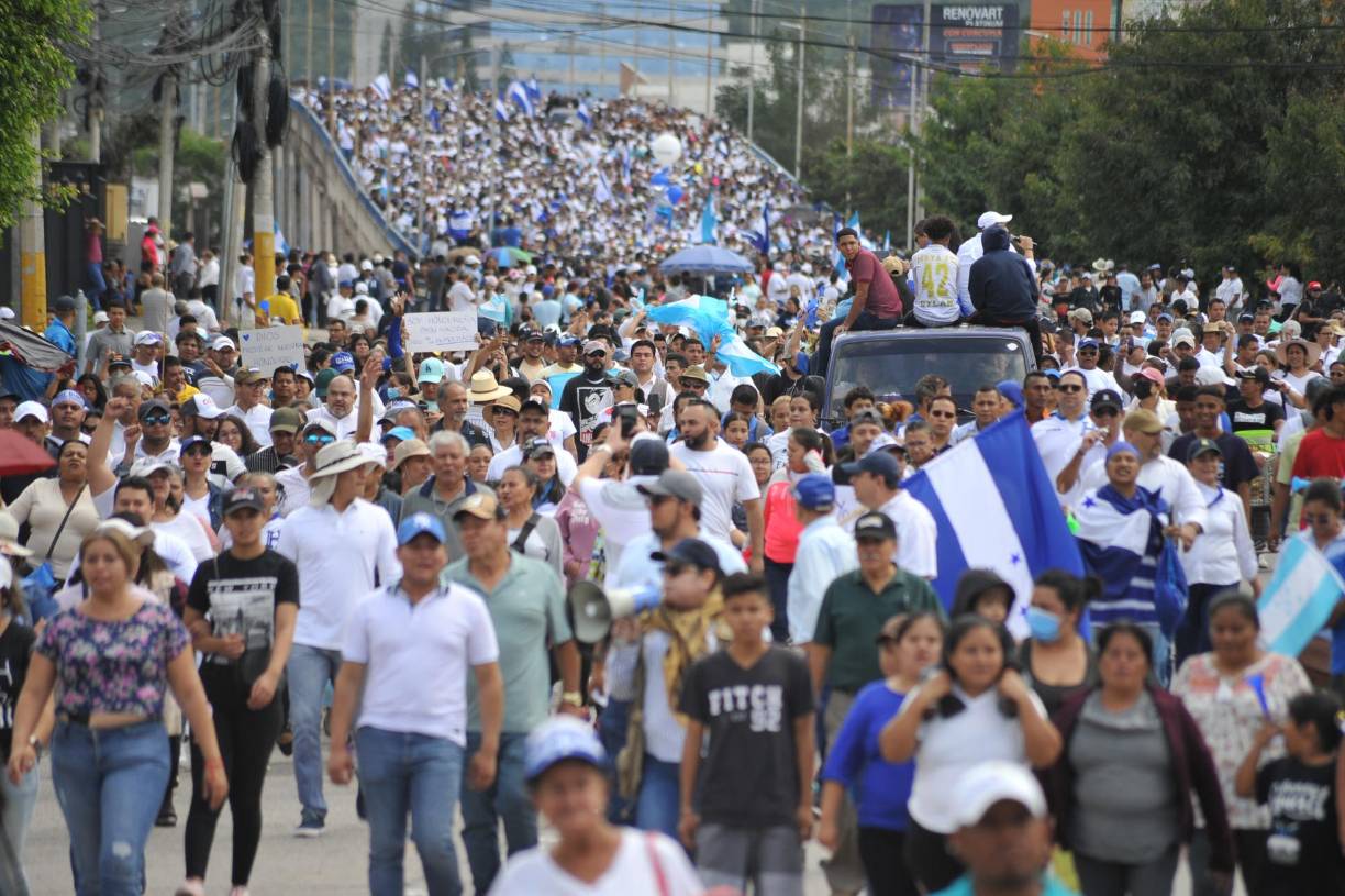 Miles de hondureños se suman a marcha del Bloque de Oposición Ciudadana
