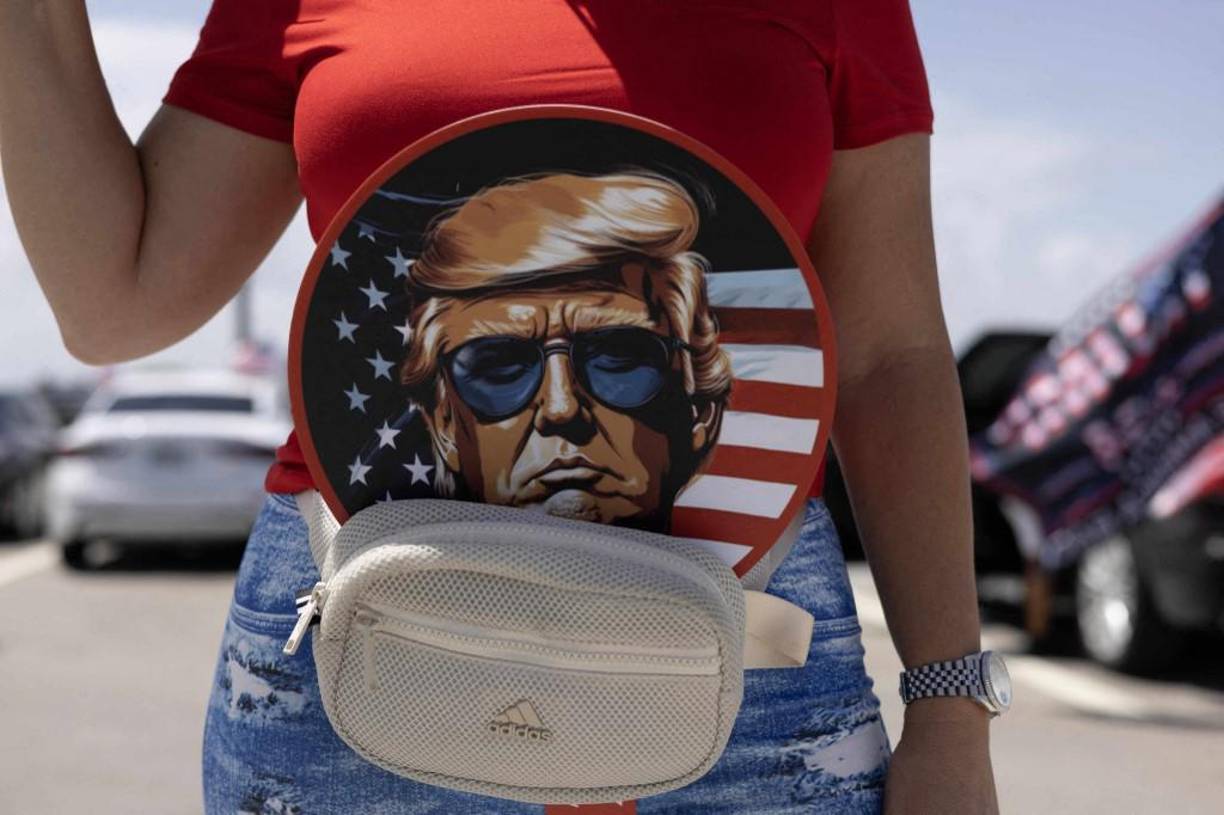 Alexandra Schwatge desplegó un cartel gigante con el rostro del republicano y colocó un cuadro mural en el que los simpatizantes escribían mensajes y deseos para Trump: “Eres nuestro héroe”, “Recupérate pronto”, “¡lucha, lucha, lucha!”, son algunas de las frases que podían leerse.