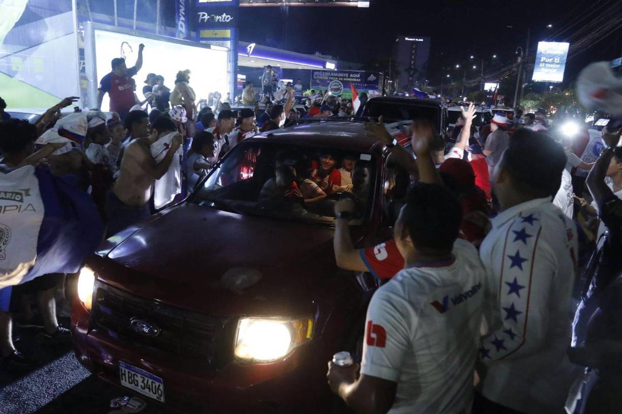 Incluso dentro de los autos, los hinchas disfrutan de esta tradición.