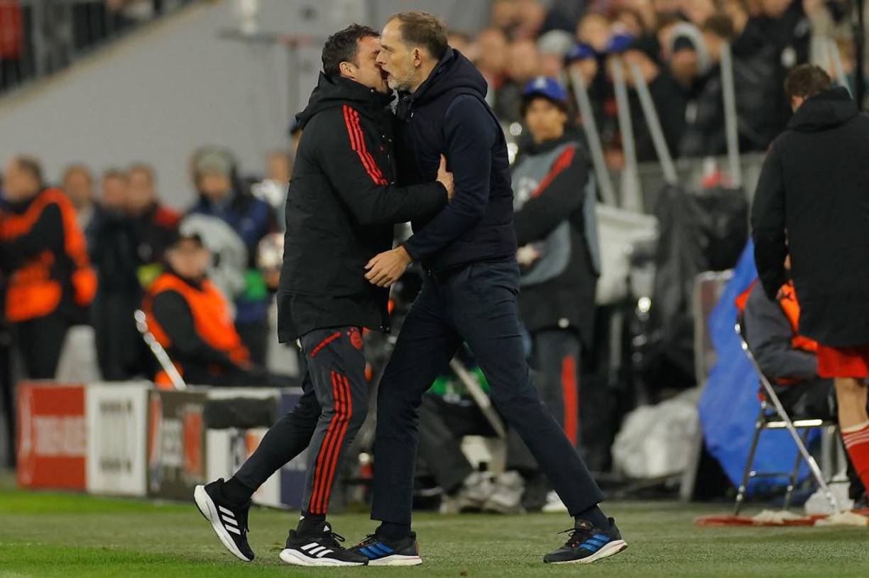 Thomas Tuchel, DT del Bayern Múnich, tuvo que ser calmado ya que estaba molesto con el árbitro central.