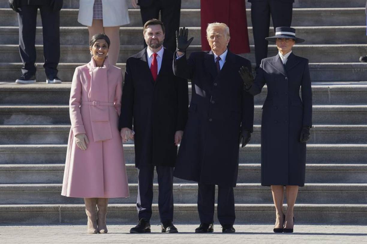 Trump y el vicepresidente, JD Vance, junto a sus parejas, la primera dama, Melania, y Usha Vance.