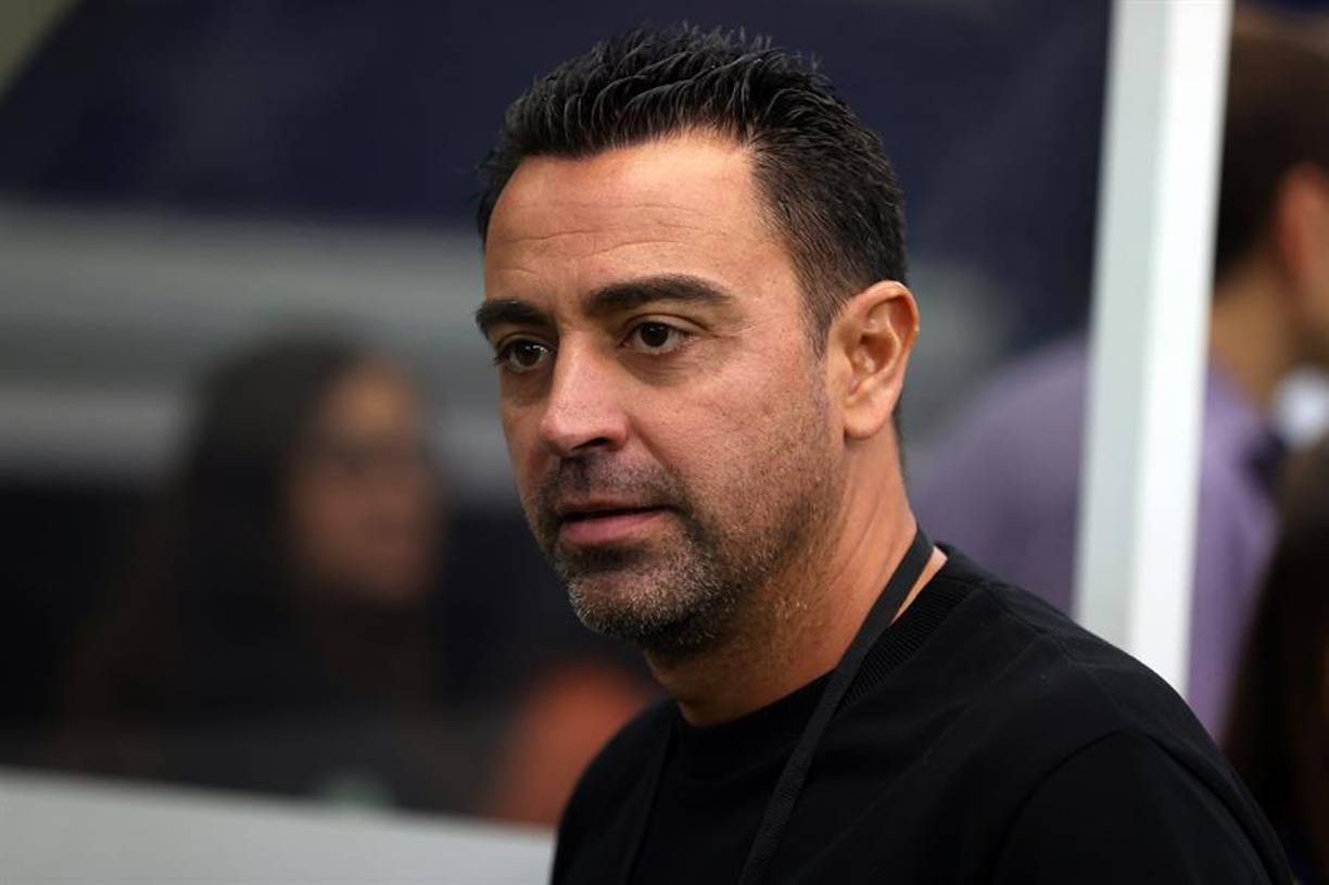 Tras la salida de Dembélé al PSG, Xavi habría pedido la incorporación de un punta, pero prioriza a Bernardo Silva y Cancelo.