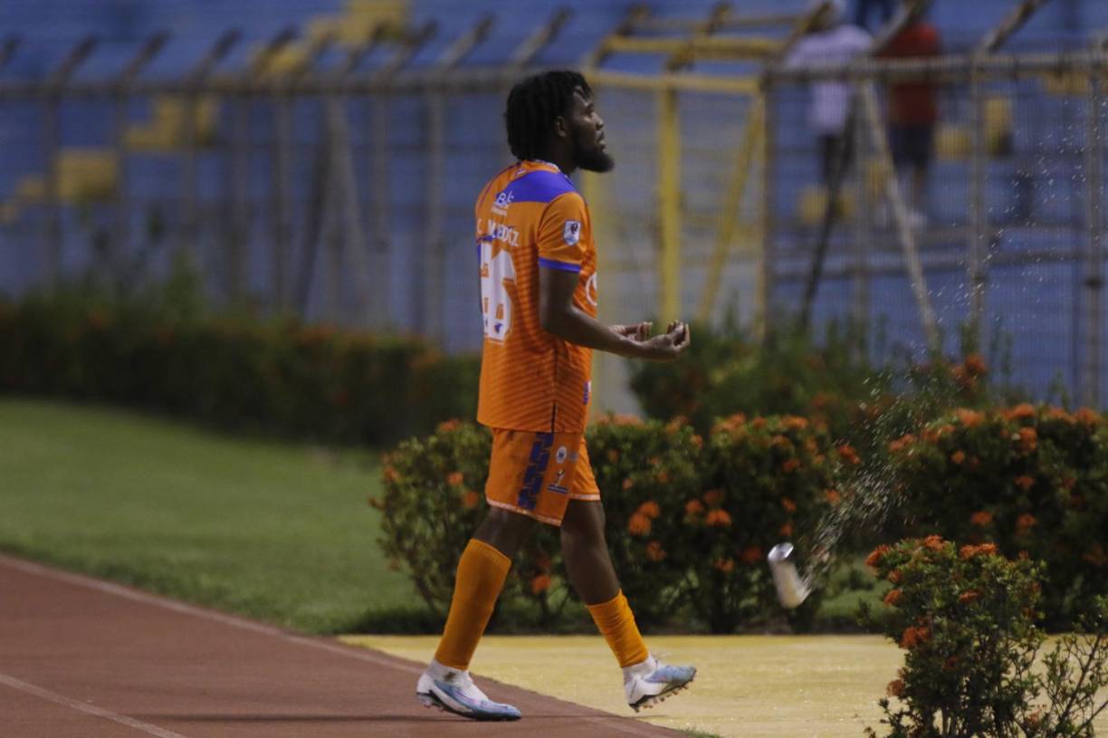 Meléndez en su salida del Estadio Olímpico tras su expulsión.