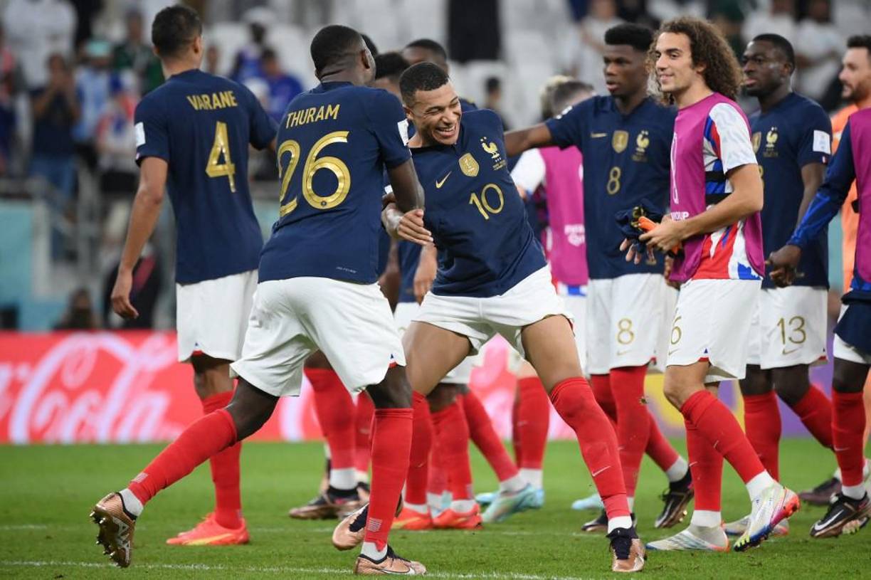 Kylian Mbappé y sus compañeros de Francia celebraron a lo grande la victoria.
