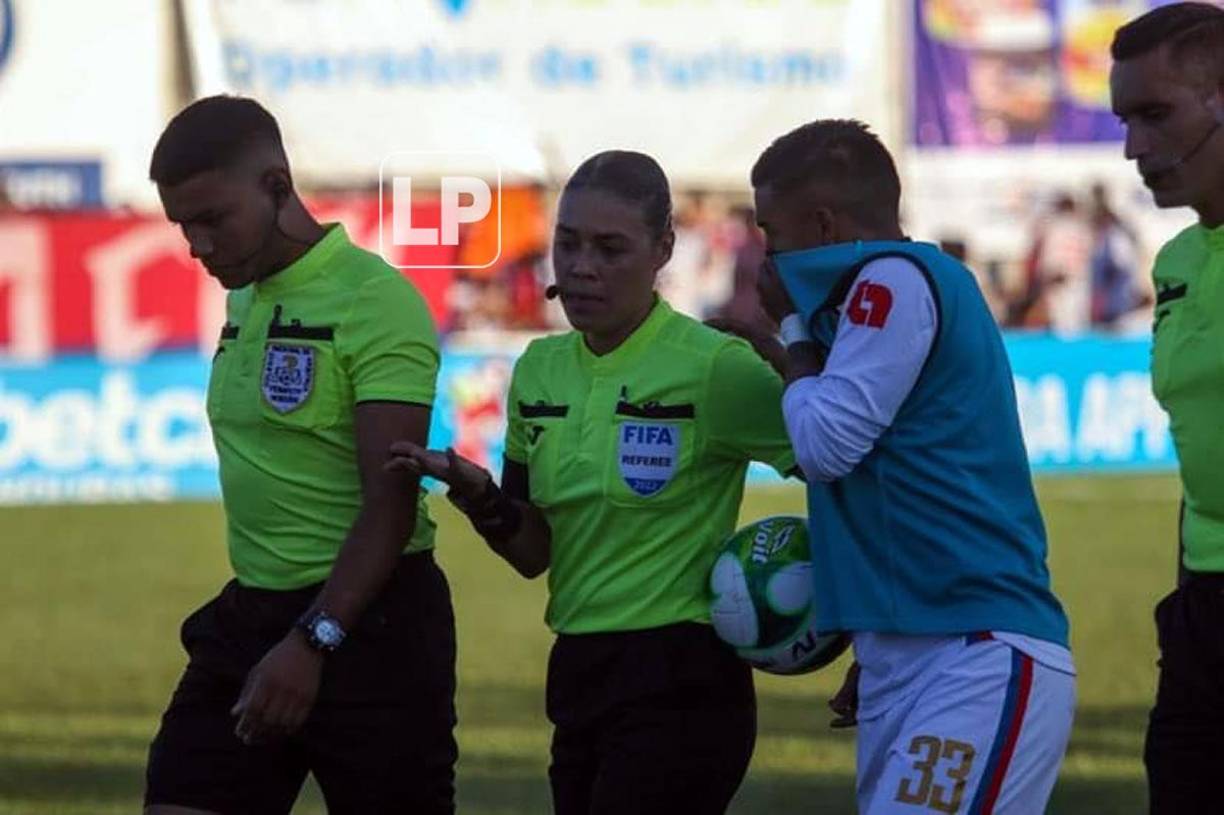 El jugador olimpista Michaell Chirinos le reclama a la árbitra Melissa Borjas Pastrana tras el final del primer tiempo.