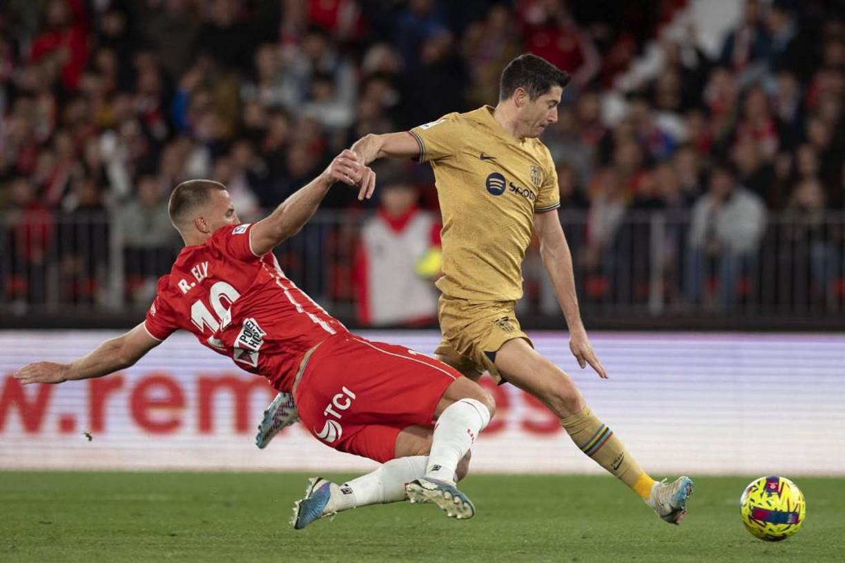 No se considera que un jugador está en posición de fuera de juego cuando recibe el balón de un oponente que deliberadamente jugó el balón, es decir, cuando un jugador tiene el control del balón con la posibilidad de: 1) pasar a un compañero 2) obtener la posesión del balón. 3) despejar el balón.