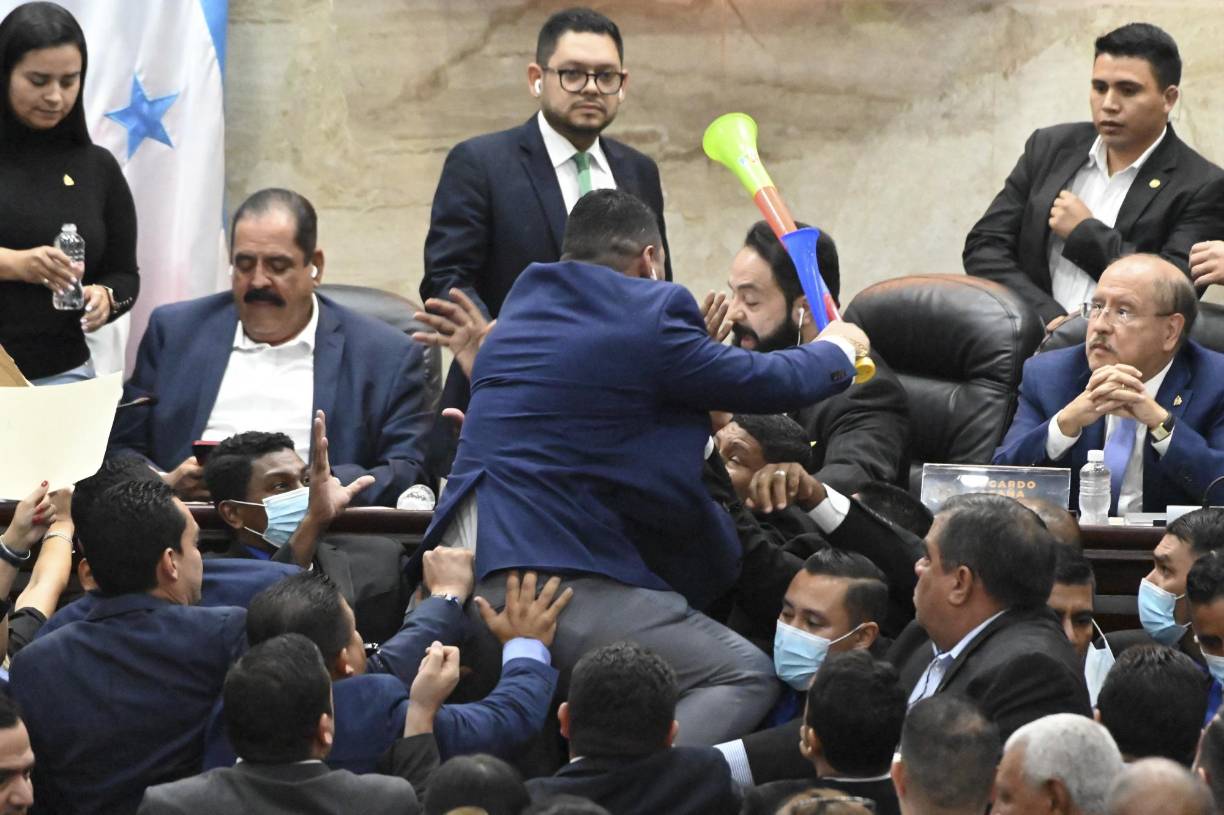 Los diputados nacionalistas volvieron a provocar que se suspendiera la sesión tras protagonizar otro zafarrancho, en el que con pancartas, silbatos gritaban “Libre nunca más”.