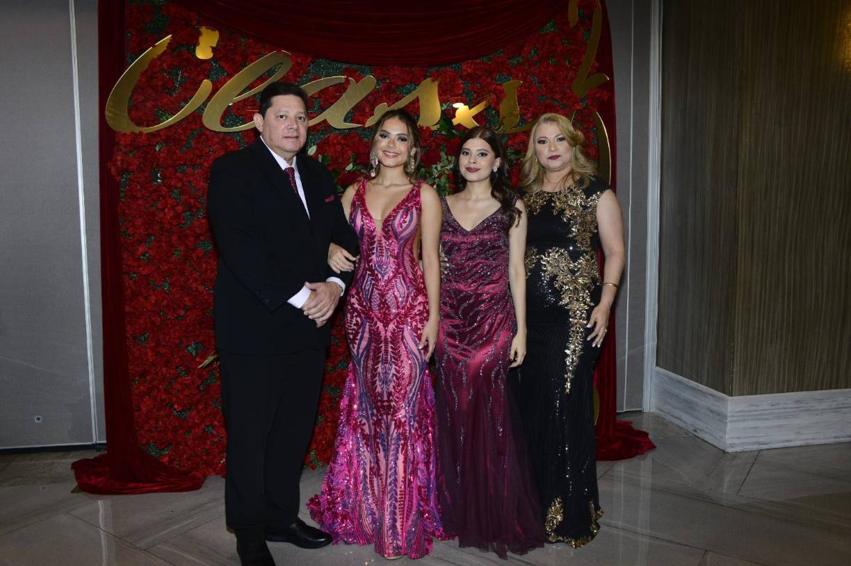 Carlos Roberto Castro con Carla, María Gabriela y Josefina Castro. 