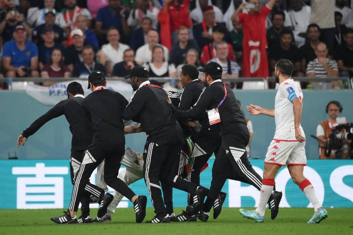 Los elementos de seguridad se llevaron detenido al aficionado que invadió el campo con la bandera de Palestina.
