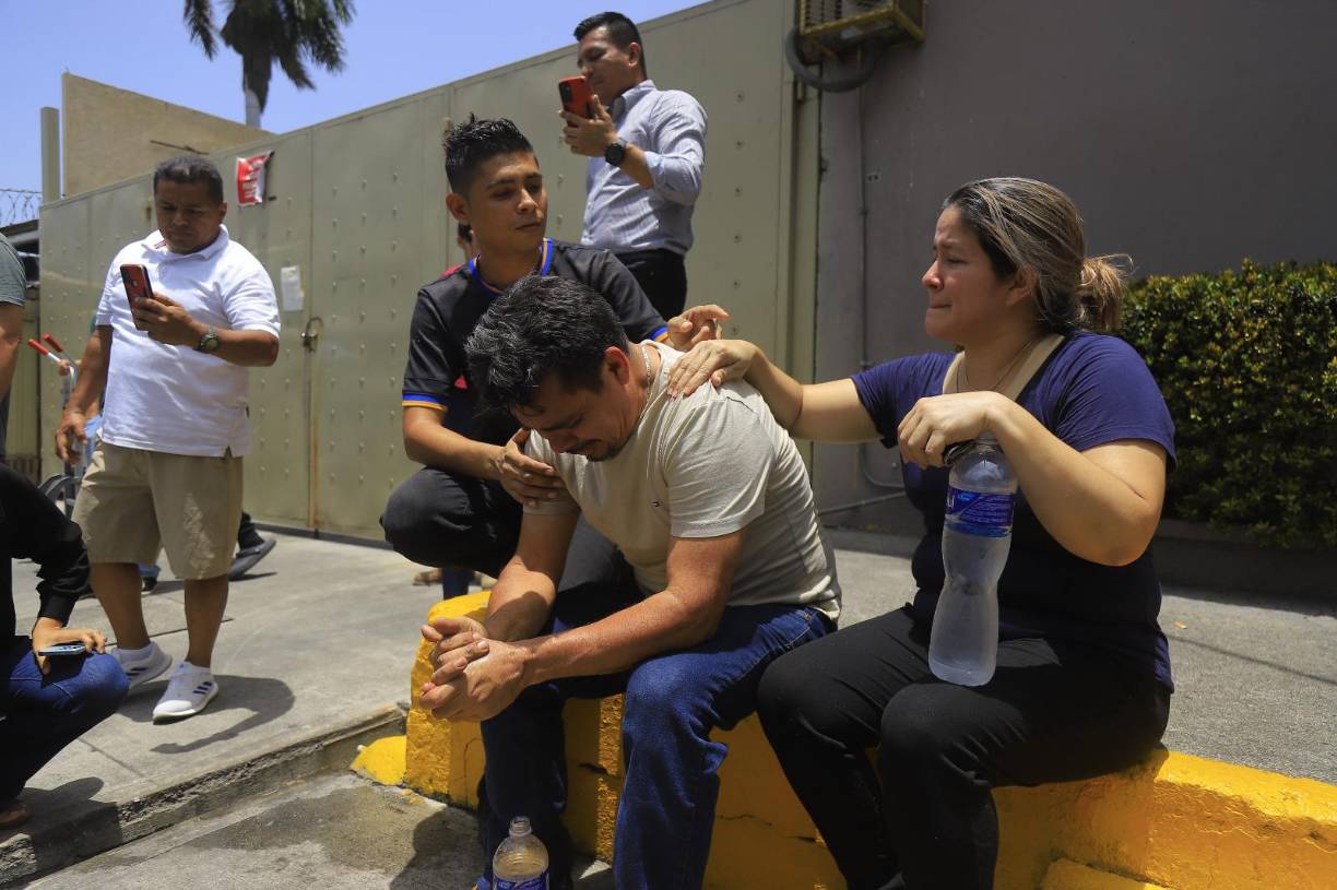 Julio Zúniga, propietario de Anafres Grill, es consolado tras el incendio que consumió uno de sus locales. 