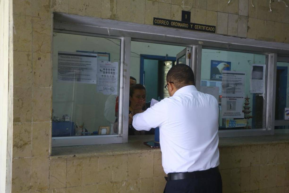 En una consulta en redes sociales a hondureños si han utilizado el correo y cuál ha sido su experiencia, la mayoría dijo que pensaba que ya no estaba activo, otros dijeron que las tarifas son muy altas, los tiempos de entrega muy largos y otros, incluso, que les han perdido paquetería.