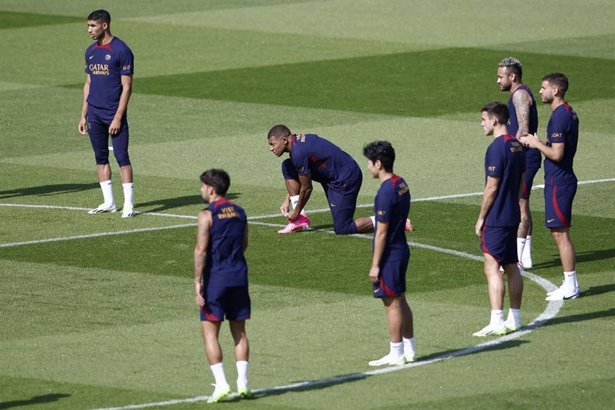 Mbappé se entrena en el campus del PSG, con los otros jugadores que quedan fuera del equipo, según L’Parisien.