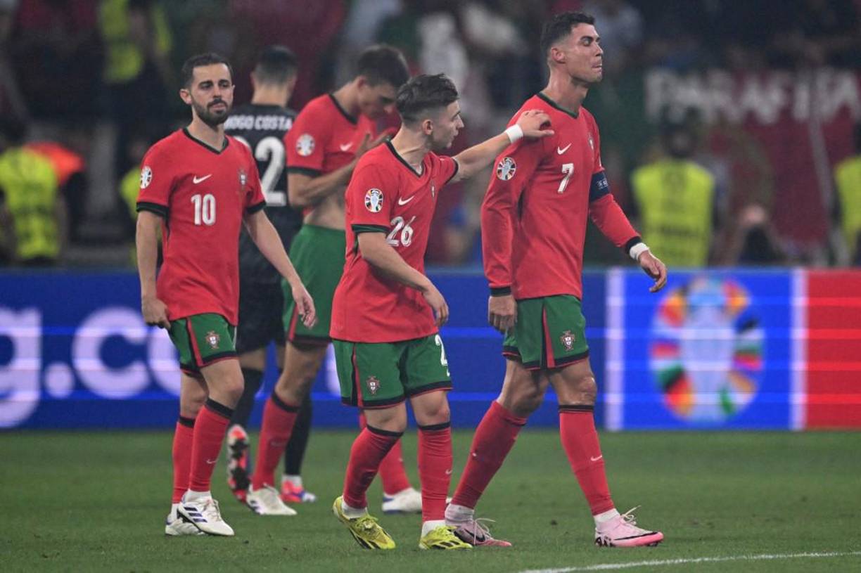 CR7 estaba llorando y fue consolado por sus compañeros de Portugal. 