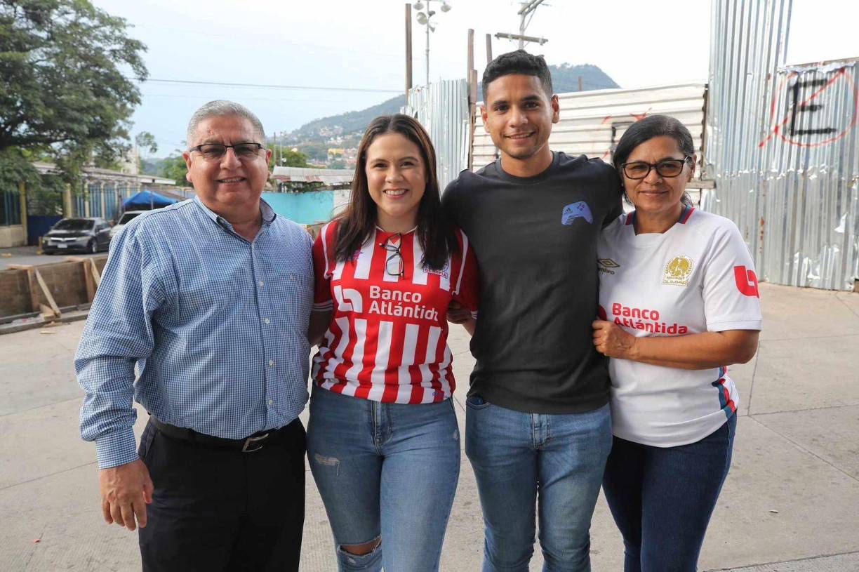 Tras su expulsión en la pasada fecha, Carlos Pineda llegó para apoyar a los Albos en compañía de su familia.