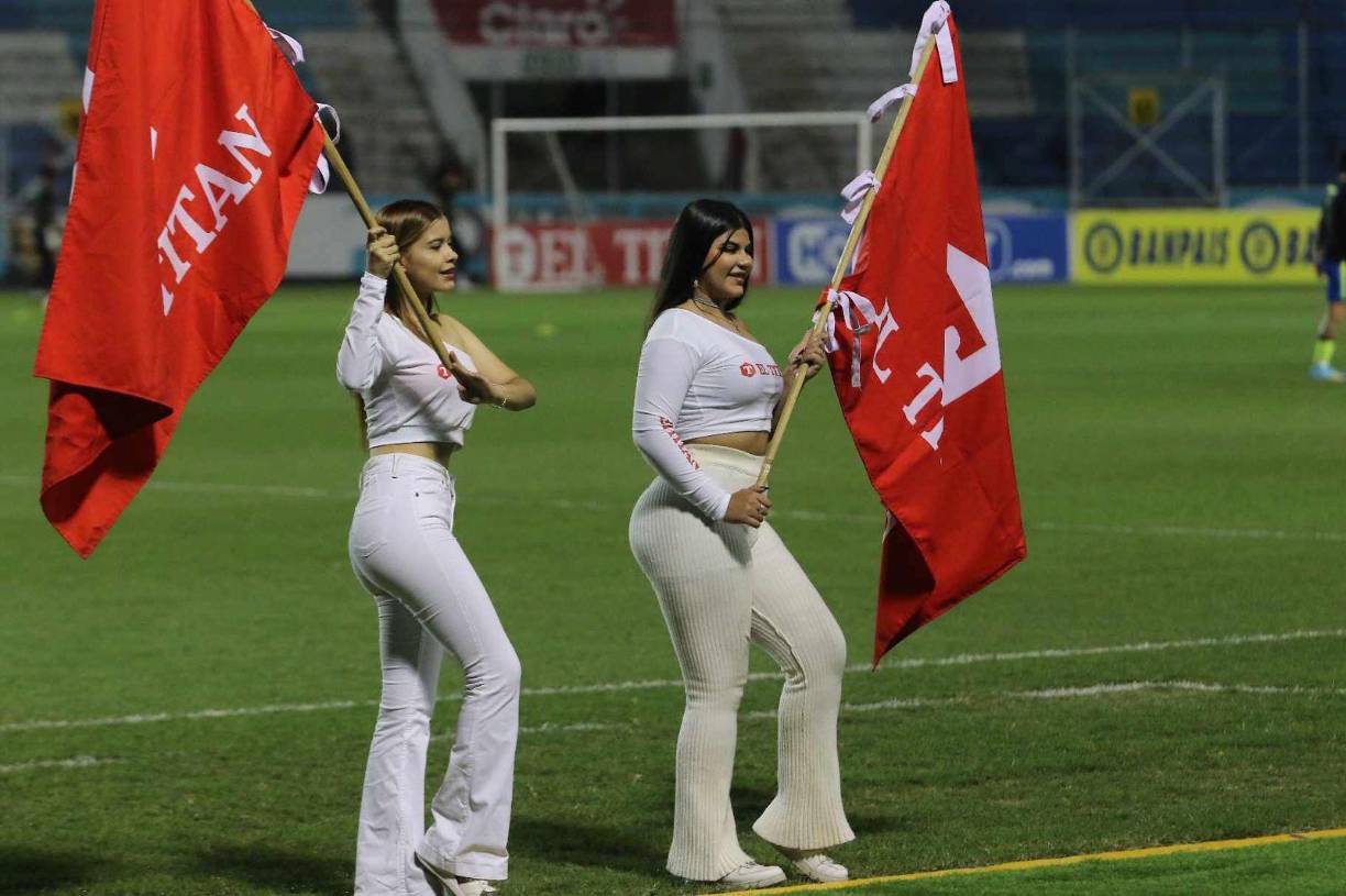 Sin duda alguna, su belleza se robó las miradas en el recinto capitalino. 