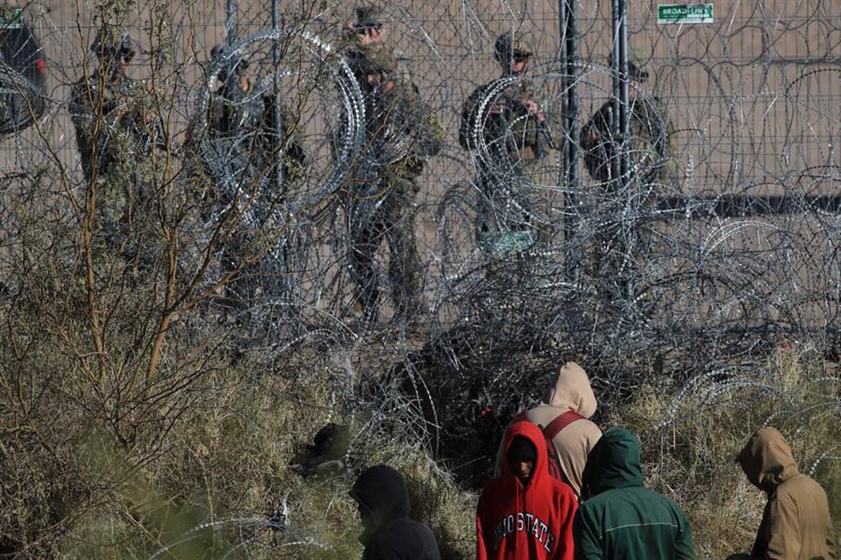 Otro migrante, Edinson Hernández, originario de Venzuela, señaló que su demanda es de auxilio, mientras las autoridades estadounidenses advierten “que si pasamos para allá nos van a lanzar bombas”.