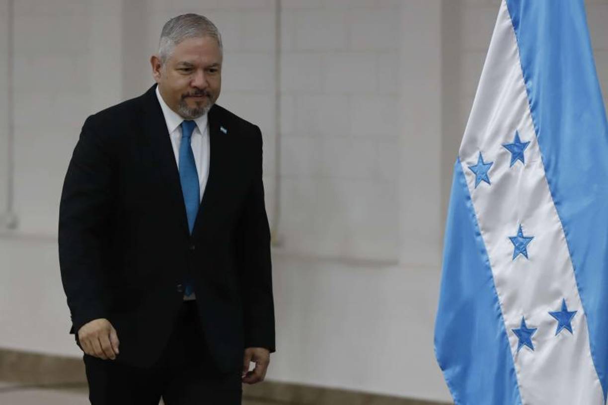 Por otro lado, en lugar de trabajar para proyectar la imagen del país en el exterior, se involucró en pleitos políticos domésticos arremetiendo contra la oposición.