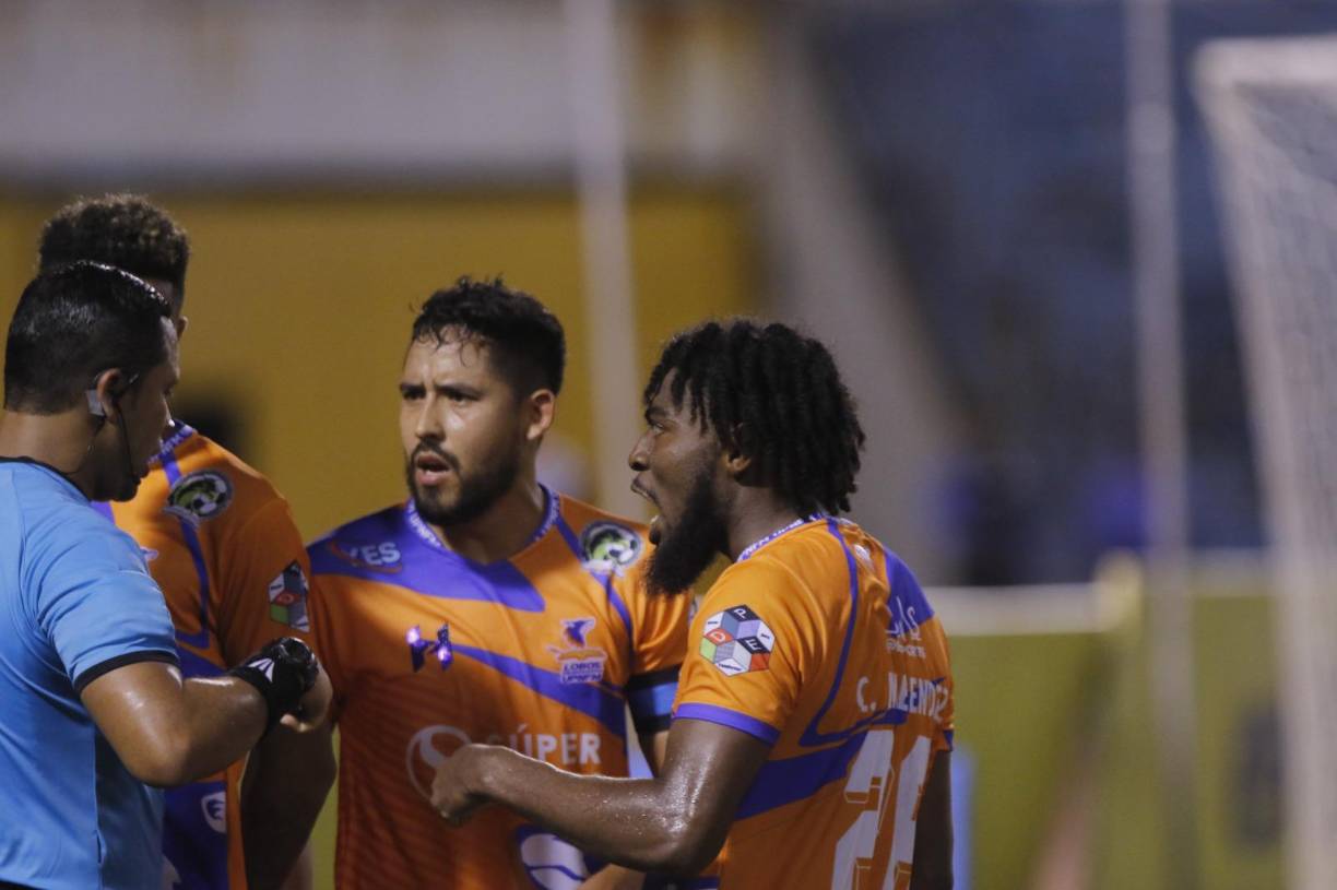 En la siguiente jugada fue expulsado Cristopher Meléndez tras una fuerte entrada a Darixon Vuelto, que si bien se llevó el balón, la fuerza era desmedida.