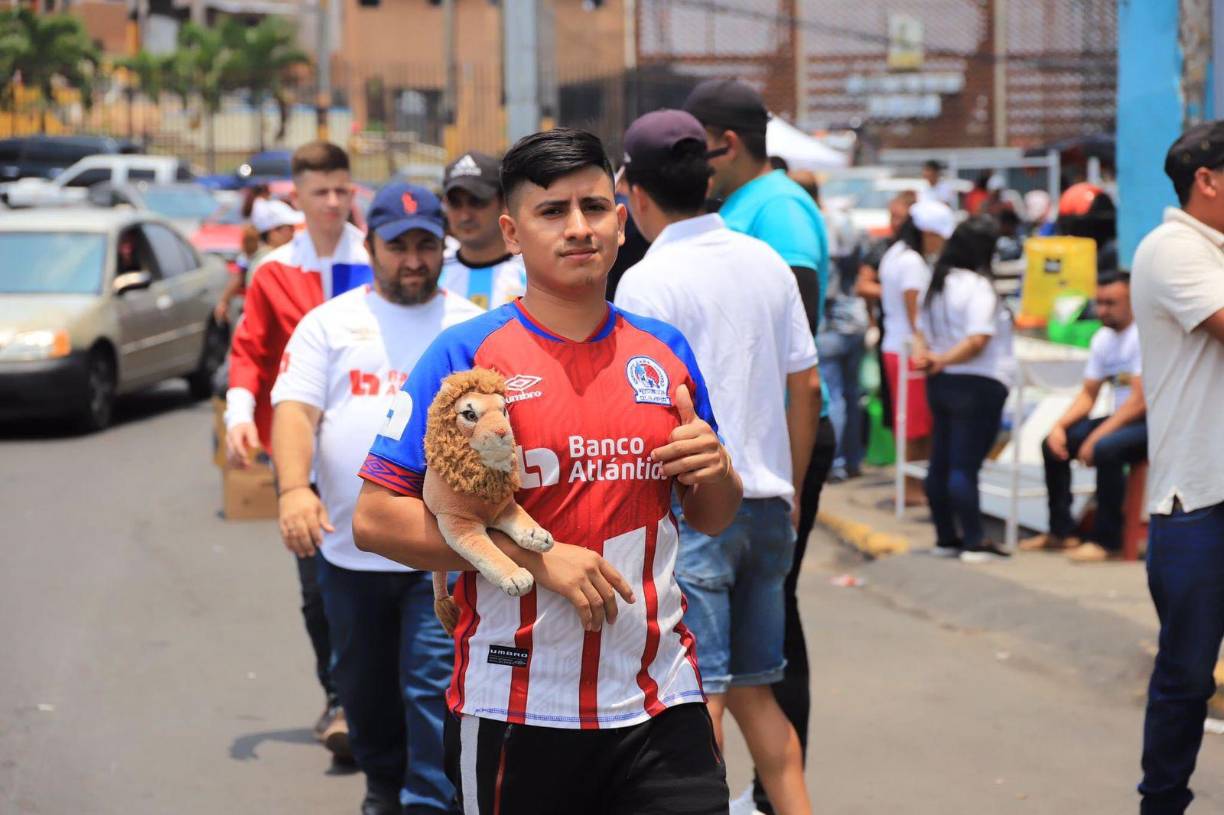 ¡Con todo el estilo y con su León! La llegada de este hincha al coloso capitalino.