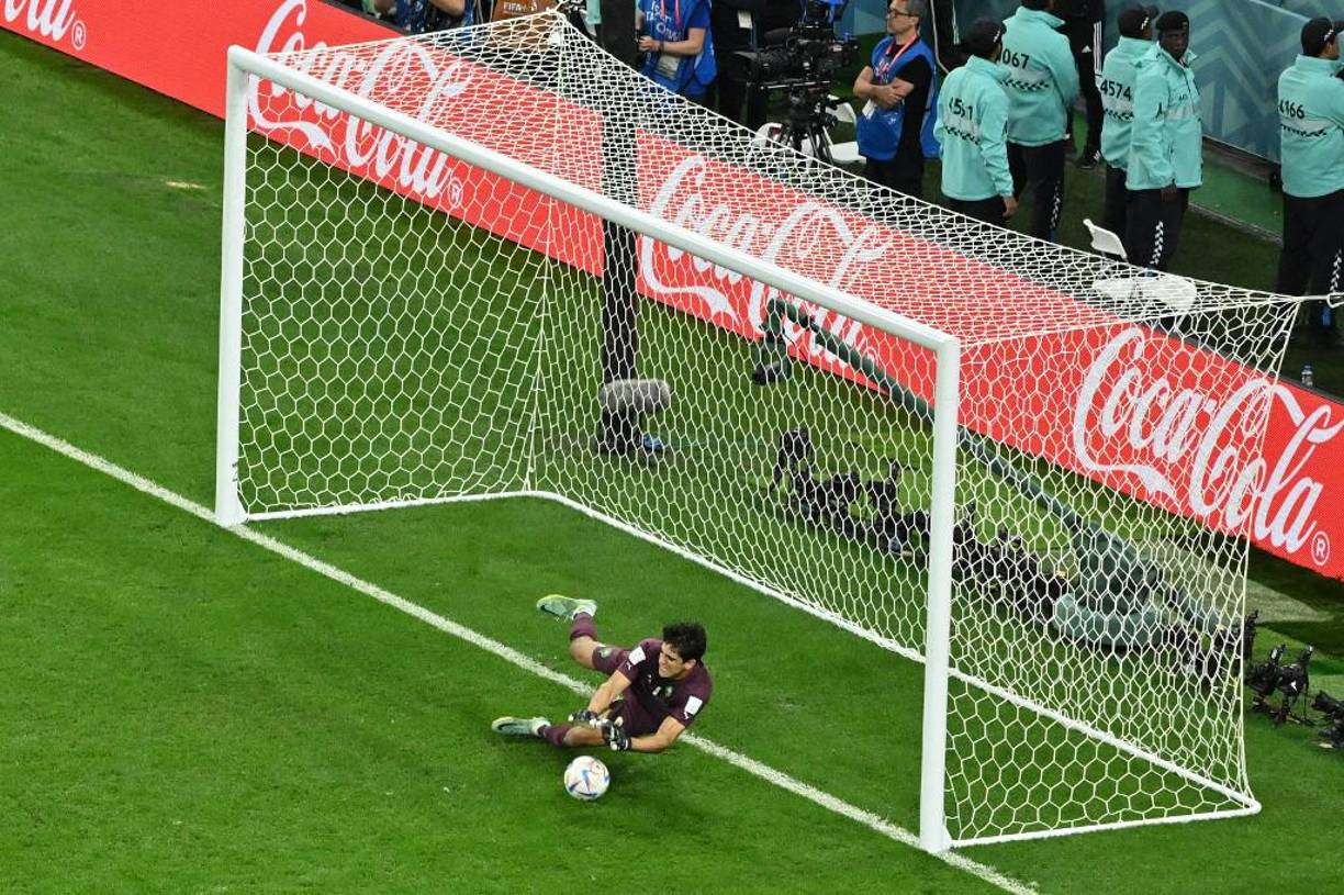 Bono fue el héroe de la noche al atajar dos penas máximas, a Carlos Soler y Sergio Busquets, mientras que Pablo Sarabia envió al palo. En el lado marroquí solo erró Badr Benoun y Achraf Hakimi, nacido en Madrid, anotó el tiro definitivo para que los ‘Leones del Atlas’ sigan rugiendo en Catar.