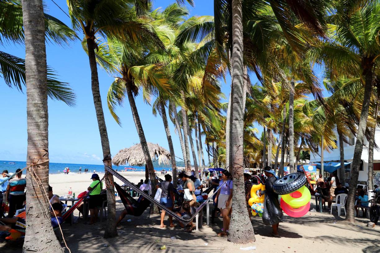 Las playas lucieron muy concurridas de domingo a domingo en Tela. 