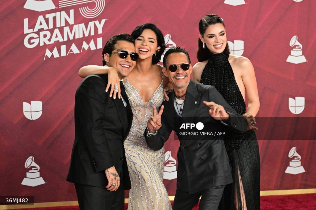 En la alfombra roja también coincidieron con otra famosa pareja, Marc Anthony y Nadia Ferreira.