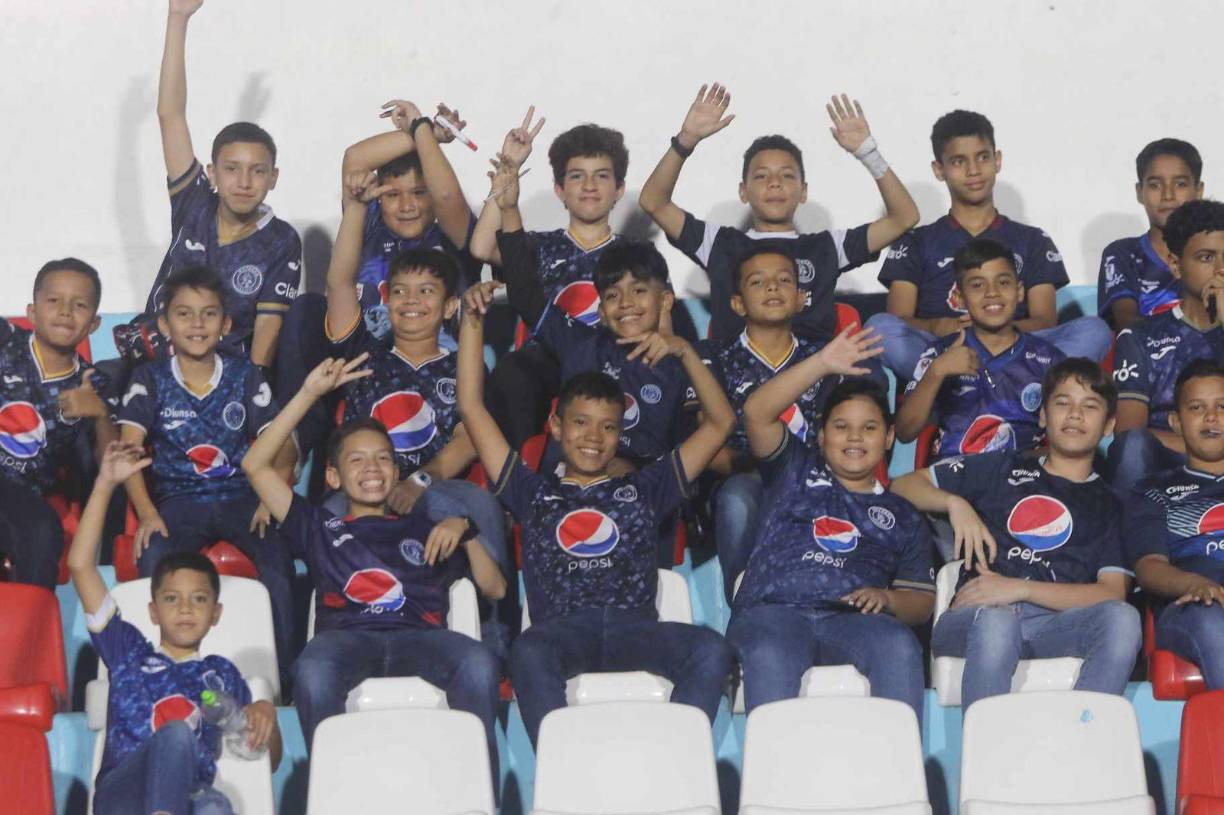 ¡CON TODA LA ACTITUD! Los chicos saludaron a la lente de Grupo OPSA presente en el recinto capitalino. 