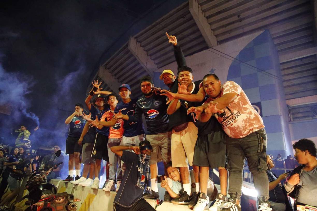 Barra del Motagua enciende la final con ambientazo en las gradas