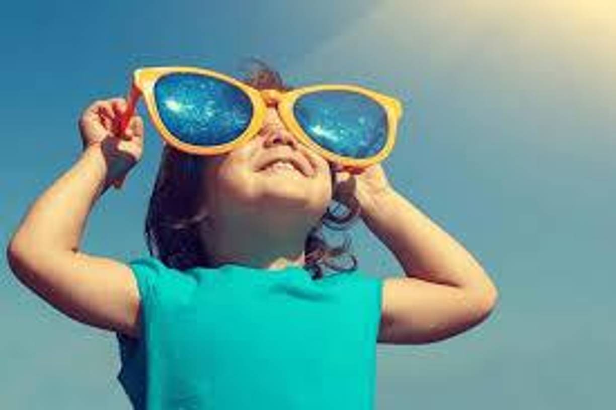 Entre los más afectados están los niños, que están desarrollando su vista en un entorno cada vez más alejado de la naturaleza y más expuesto a pantallas y espacios cerrados. De hecho, un informe reciente de la organización británica Save de The Children<b> </b>indica que en 2022,<b> solo el 27 % de los niños jugaban regularmente al aire libre, una caída drástica frente al 80% registrado hace dos generaciones</b>.