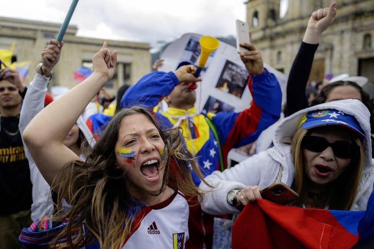 Con cánticos y rezos, cientos de venezolanos protestaron este sábado en Bogotá contra la reelección de Nicolás Maduro en los comicios presidenciales de su país, del que han huido cerca de tres millones de migrantes hacia Colombia.