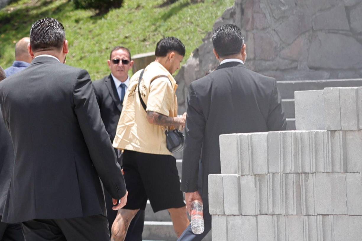 Imágenes de Carlos Salcedo ingresando a la Fiscalía para presentar su declaración.