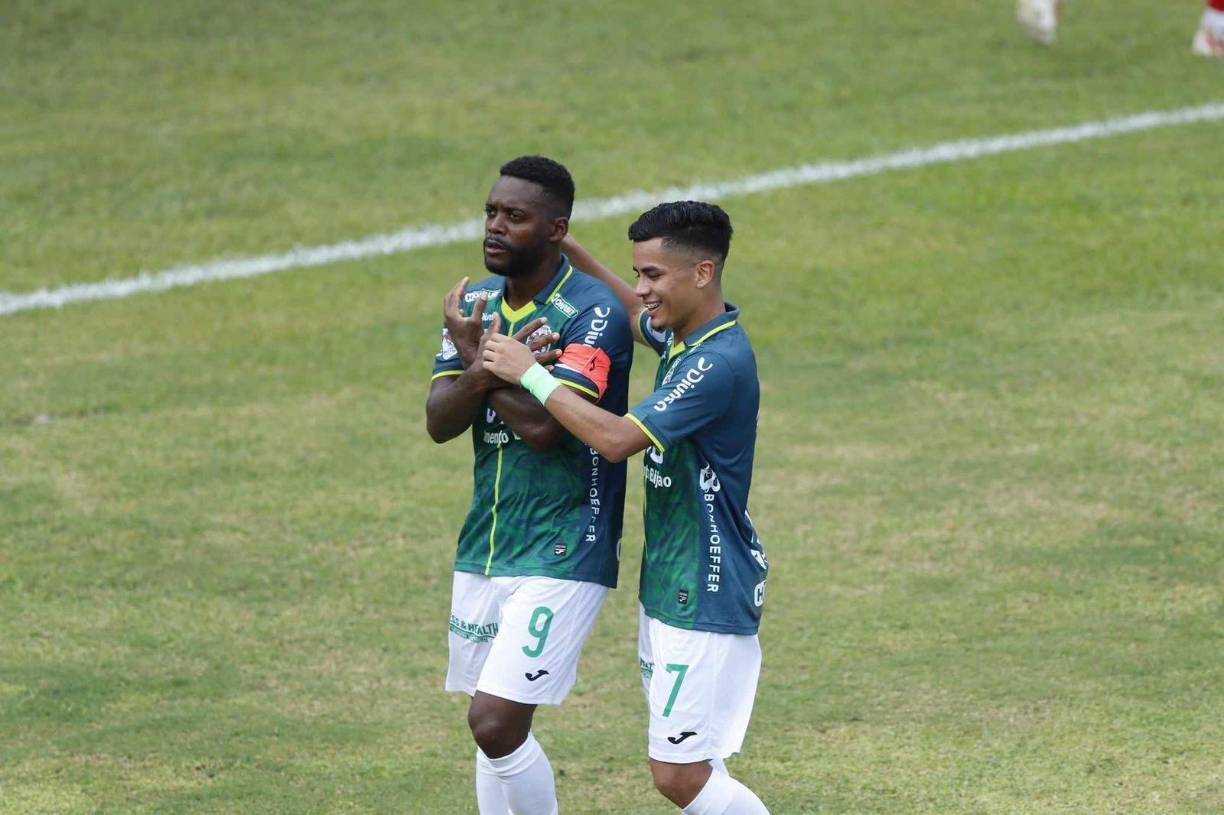 Sin embargo, el Marathón pegó primero y en el minuto 28 Clayvin le daba la ventaja a los locales desde el punto penal. 