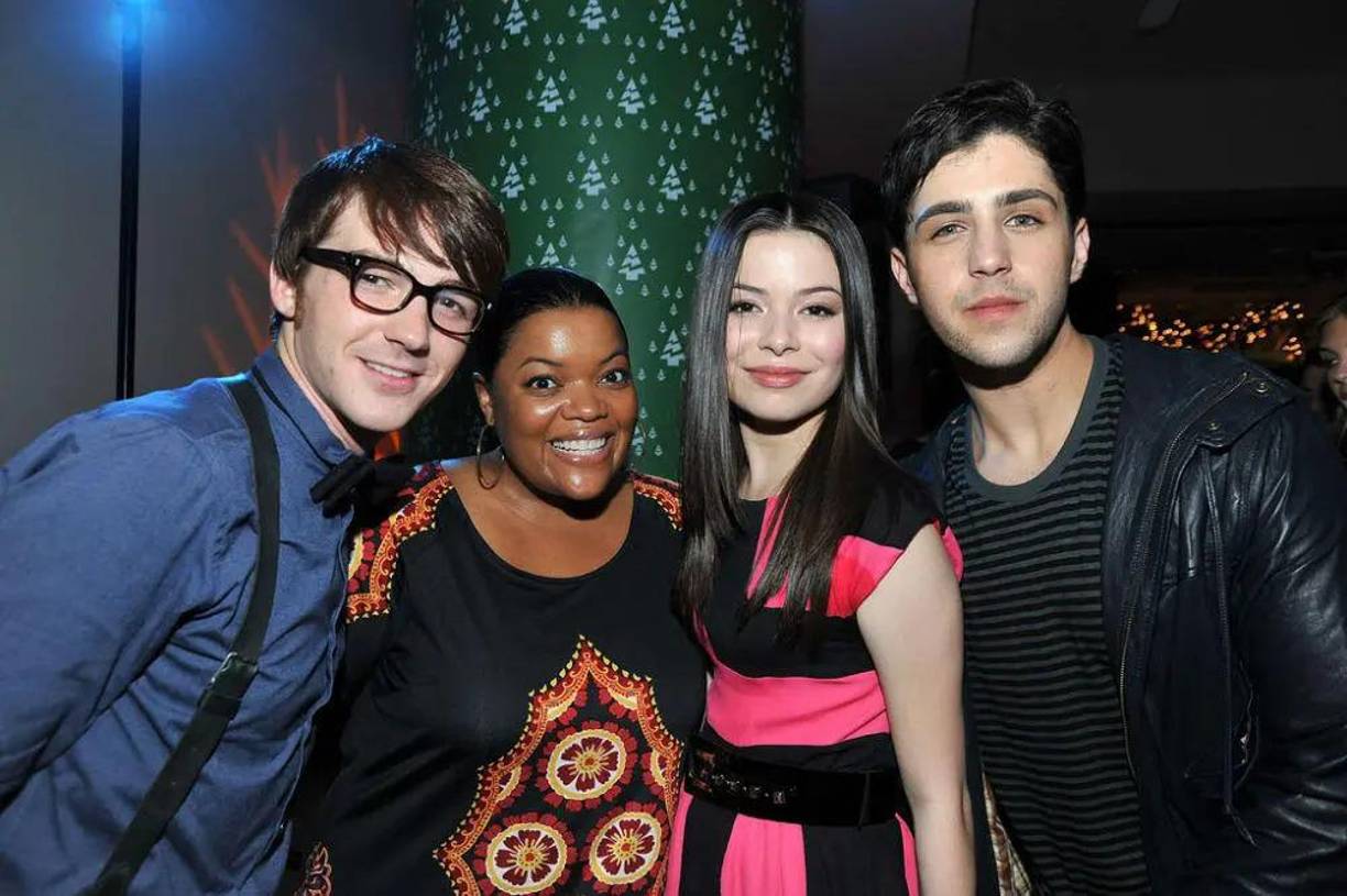 “Sería muy genial tener de vuelta a Crazy Steve, Helen, Craig y Eric, Audrey y Walter, y reunir a todo el equipo. Ya sabes, también a Megan”, comentó Bell.