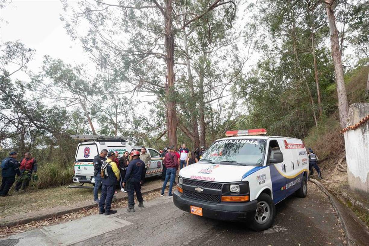 Entretanto, la FANB indicó que en la aeronave, adscrita al Ministerio de Interior, viajaban el teniente coronel Alejandro Perozo Espinel, el primer teniente José Alejandro Almazán Barragán y el sargento mayor de segunda Eduardo Rodríguez.