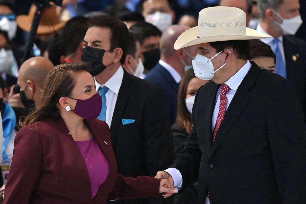 Mel Zelaya tomó de la mano a su esposa para ayudarla a subir al estrado principal donde los esperaban los invitados de honor a la juramentación.
