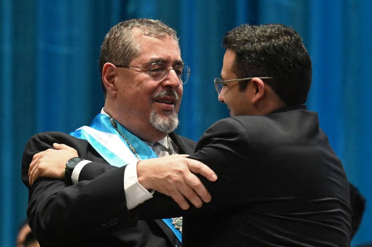 El socialdemócrata <b>Bernardo</b> <b>Arévalo</b> asumió finalmente en la madrugada del lunes la presidencia de Guatemala tras un boicot judicial que mantuvo en vilo al país por siete meses, pero reconoció que su carrera de obstáculos está lejos de terminar: “Nos aguardan desafíos inmensos”, advirtió.