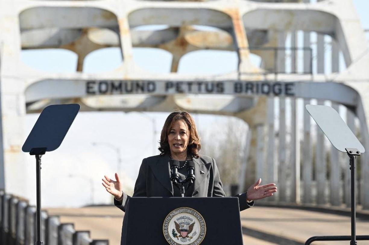 Diplomada por la Universidad Howard, fundada en Washington para acoger a estudiantes afroestadounidenses, <b>Kamala</b> Harris está orgullosa de su trayectoria profesional, que encarna el sueño americano.