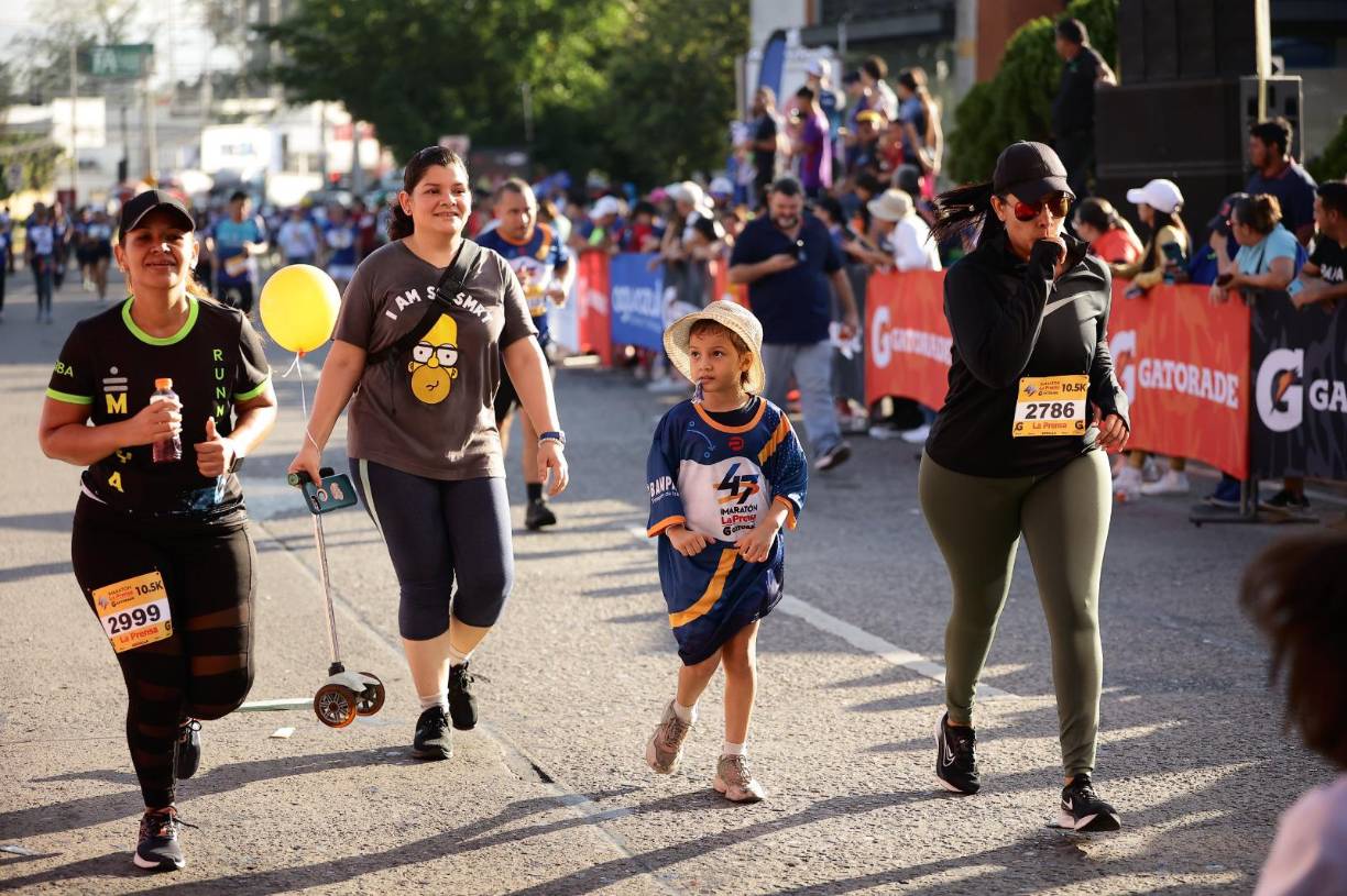 La salida de la carrera más importante de Honduras fue a las 5 de la mañana en el parqueo del Comisariato Los Andes. Las rutas establecidas fueron: 5 km, 10.5 km y 21 km.