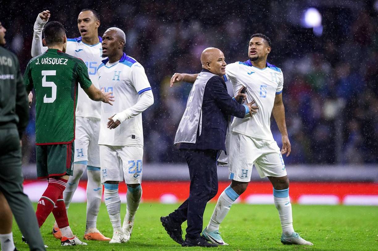 El periodista siguió con sus duras palabras: “Dentro de todas sus limitaciones, Honduras fue un digno rival en esta serie. Pero no hay nada que festejar, a México le costó muchísimo trabajo eliminar a una selección tercermundista del fútbol, no tiene un nivel internacional, México sufrió porque no tiene calidad, juego de conjunto y por momentos en esta serie, sobre todo el viernes en Tegucigalpa, no tuvo personalidad ni entereza, mejoró el martes en el Azteca, pero hasta ahí nada más”.