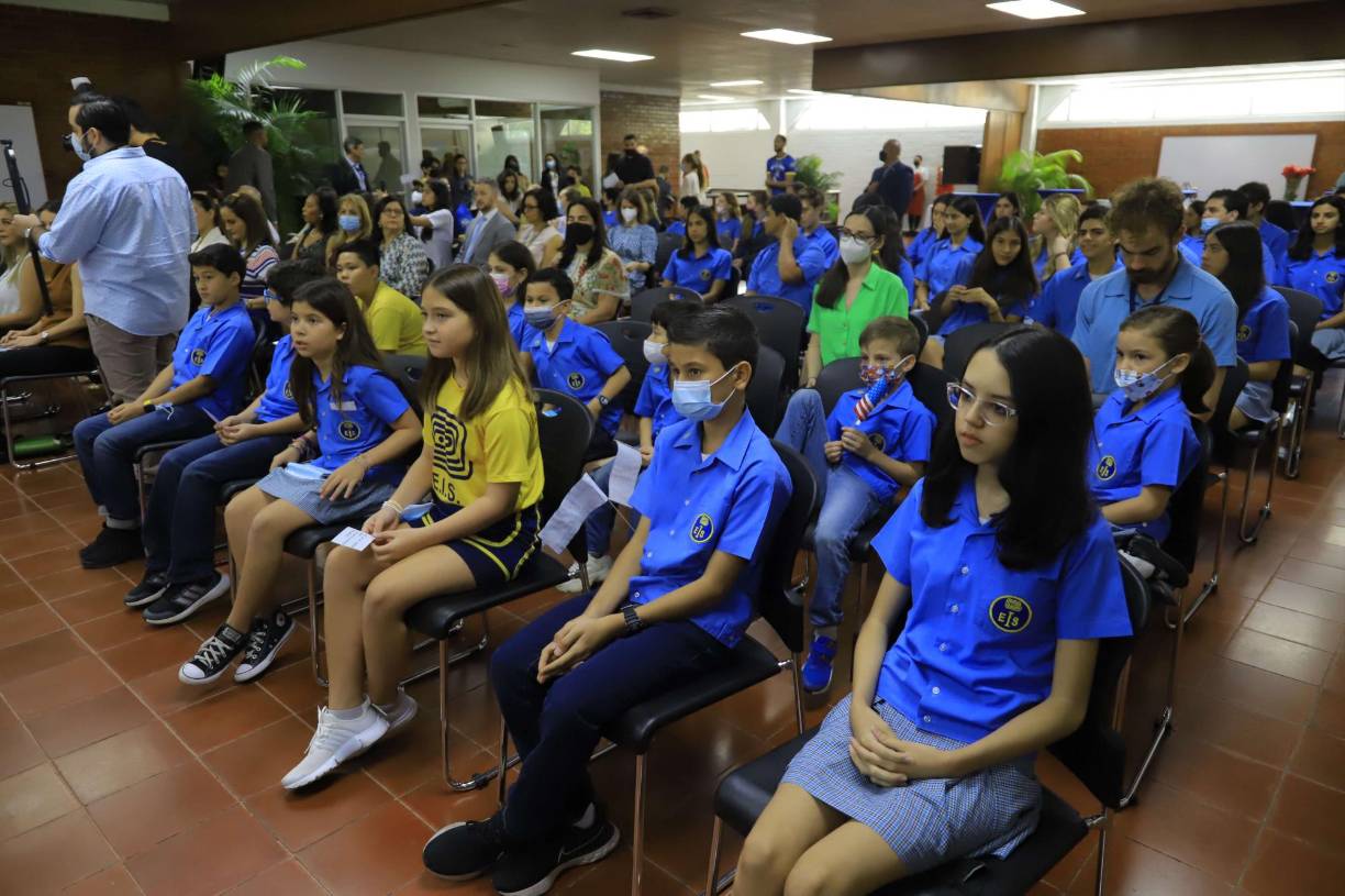 El conversatorio se desarrolló en el segundo nivel de la biblioteca de la misma institución.