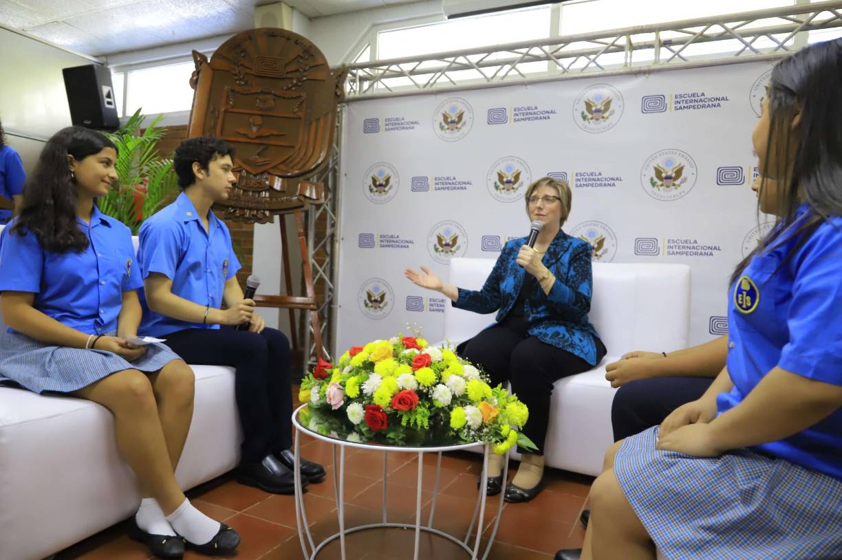 Los jóvenes se desenvolvieron muy bien ante la embajadora.