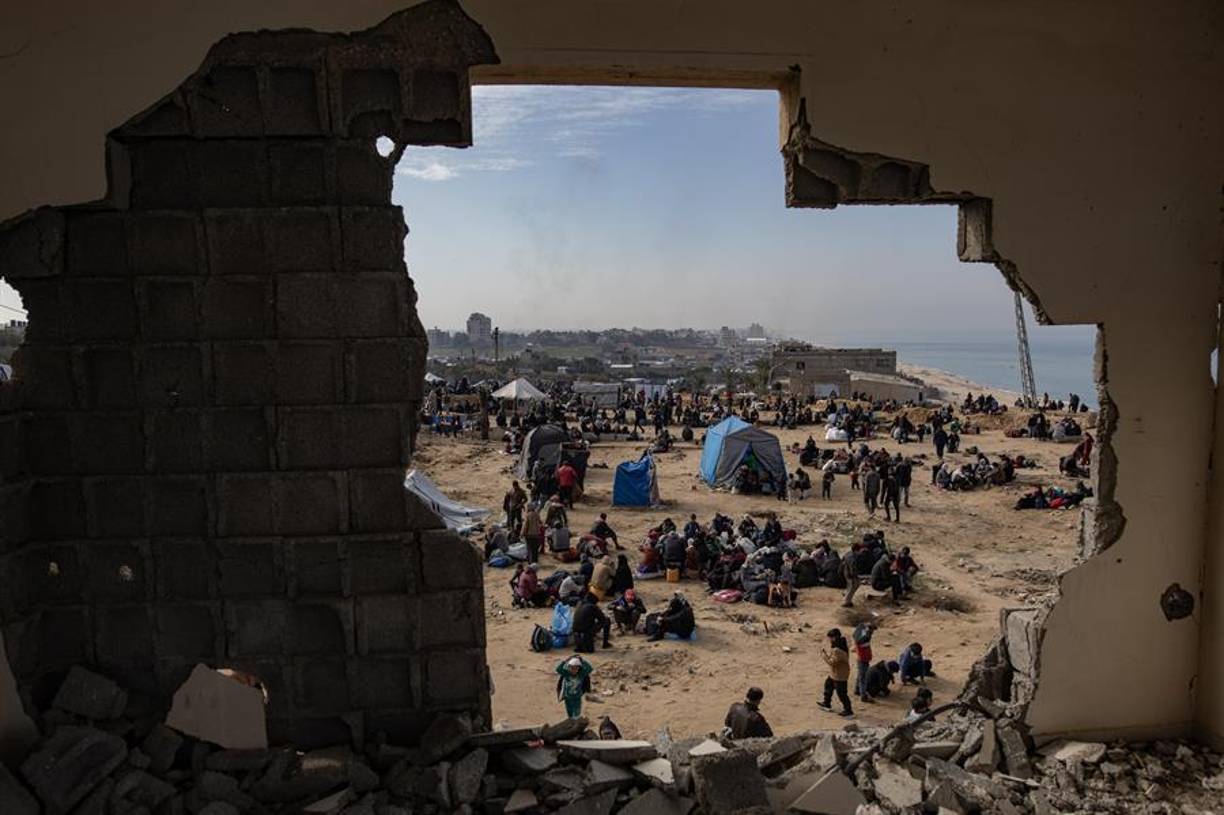 Llevaban esperándolo meses, aunque allí se encuentran con un paisaje de destrucción, con el 90 % de los edificios arrasados, según el Gobierno gazatí de Hamás, que ha pedido 135.000 tiendas de campaña y caravanas para alojar a la población.