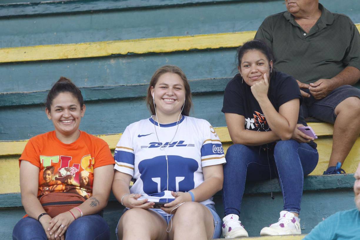 ¡Llenas de alegría! Así disfrutaron estas aficionadas en las graderías previo al duelo.