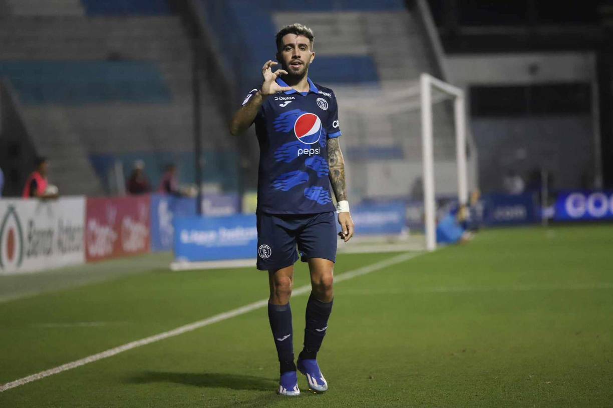 Y el tercero fue producto de una dejadita del portero que no pudo quedarse con el esférico y Auzmendi no perdonó. Auzmendi dedicó sus goles a su novia.