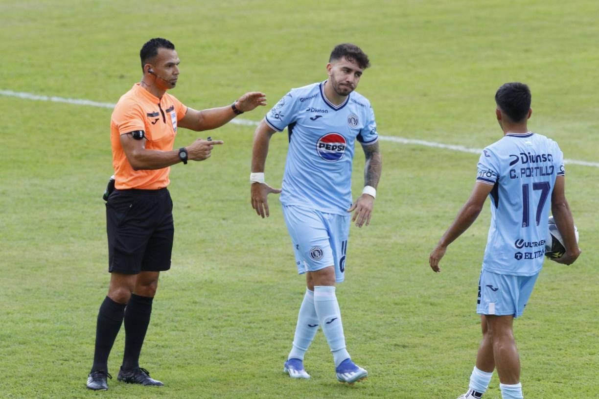 La acción comenzó. Real España le hizo los honores al Motagua en uno de los dos juegos atractivos de la segunda jornada. Los azules venían de una dolorosa derrota ante Diriangén por Copa Centroamericana.