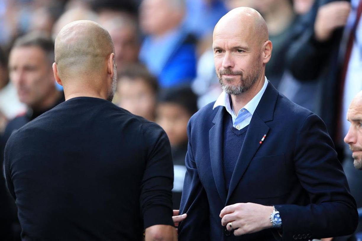 Erik ten Hag y Pep Guardiola se saludan antes del pitazo inicial del Derbi de Mánchester.
