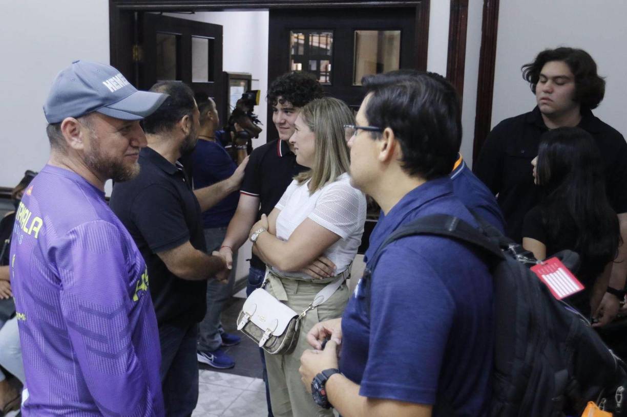 El velatorio tuvo a más de un centenar de personas que le dieron el último adiós a Néstor Matamala.