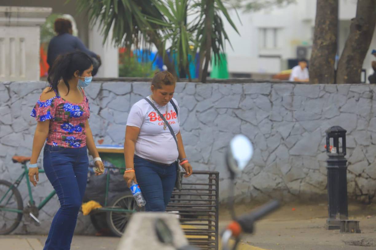 Ya sea con refresco o con agua purificada, lo que sea para no deshidratarse.